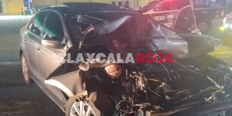 🚨 Accidente en Tetla: Comerciantes de pan lesionados 🚑Anoche, un Volkswagen Jetta colisionó contra una camioneta de panaderos en la carretera Apizaco-Tlaxco, cerca de la gasolinera «La Hacienda» en Tetla. Dos comerciantes resultaron lesionados, pero sin heridas graves, según paramédicos de Protección Civil y Cruz Ámbar. 🚗💥La Guardia Nacional aseguró la zona y retiró los vehículos. ¡Maneja con precaución! 🙏