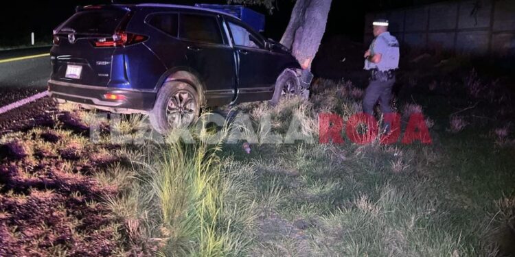 Conductor sobrevive a grave accidente en Cuapiaxtla tras ser deslumbrado por luces de otro vehículo