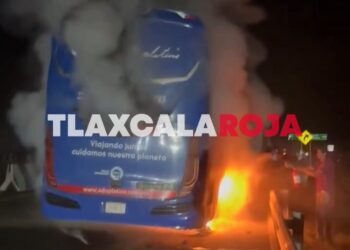 Se incendia autobús de ADO en Cuapiaxtla, Tlaxcala