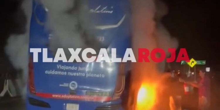 Se incendia autobús de ADO en Cuapiaxtla, Tlaxcala