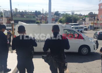 😢💔 Fallece adulto mayor mientras esperaba consulta médica. Gerardo, un abuelito de ~70 años, perdió la vida hoy en la clínica “Bienestar para tu Salud” operada por el Gobierno del Estado de #Tlaxcala 🏥. Esperaba su turno para una consulta 🩺 cuando un paro cardíaco lo sorprendió en la sala de espera 😞. Los médicos intentaron reanimarlo 🚑, pero fue demasiado tarde 🕊️. Exigimos #AtenciónMédicaDigna #NoMásTragedias