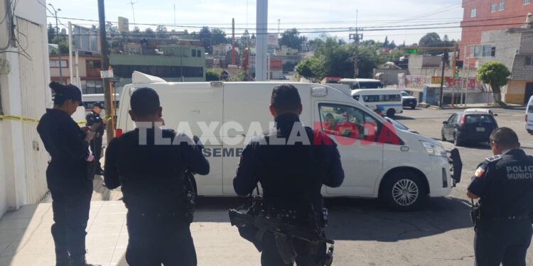 😢💔 Fallece adulto mayor mientras esperaba consulta médica. Gerardo, un abuelito de ~70 años, perdió la vida hoy en la clínica “Bienestar para tu Salud” operada por el Gobierno del Estado de #Tlaxcala 🏥. Esperaba su turno para una consulta 🩺 cuando un paro cardíaco lo sorprendió en la sala de espera 😞. Los médicos intentaron reanimarlo 🚑, pero fue demasiado tarde 🕊️. Exigimos #AtenciónMédicaDigna #NoMásTragedias