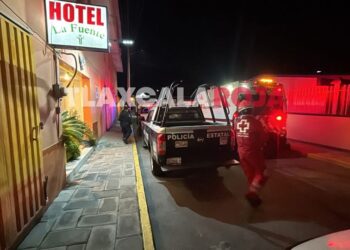 🚨 Asalto con violencia en Chiautempan 🚨Esta noche, una pareja armada asaltó el Hotel La Fuente en la colonia Industrial-Buenos Aires, Chiautempan. Intimidaron al empleado con un arma de fuego, robaron objetos de valor y huyeron.La policía y paramédicos atendieron la emergencia, pero los responsables aún no han sido detenidos. La Fiscalía ya investiga el caso. 🕵️‍♂️