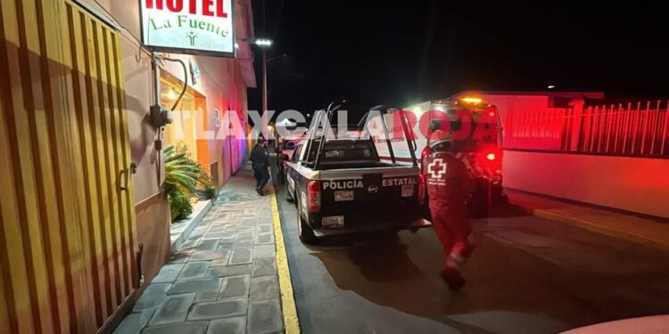 🚨 Asalto con violencia en Chiautempan 🚨Esta noche, una pareja armada asaltó el Hotel La Fuente en la colonia Industrial-Buenos Aires, Chiautempan. Intimidaron al empleado con un arma de fuego, robaron objetos de valor y huyeron.La policía y paramédicos atendieron la emergencia, pero los responsables aún no han sido detenidos. La Fiscalía ya investiga el caso. 🕵️‍♂️