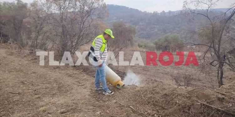 🚨 #Ixtacuixtla | ¡Rápida acción ante emergencia en plena fiesta patronal! 🧯🎉En medio de las celebraciones de nuestra fiesta patronal, la Coordinación de Protección Civil y Seguridad Pública Municipal de Ixtacuixtla atendieron de inmediato una fuga de gas en una panadería, causada por un tanque en mal estado. 🚒