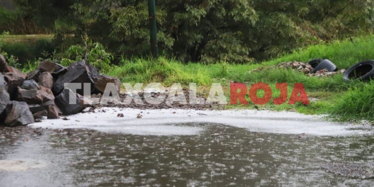 Fuerte granizada causa inundaciones en Chiautempan