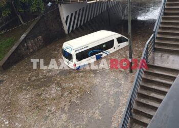 Tromba deja varada unidad de transporte público y pequeñas inundaciones en Tlaxcala