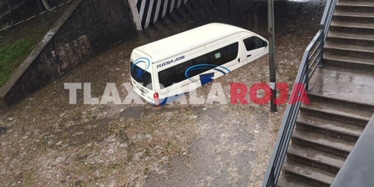 Tromba deja varada unidad de transporte público y pequeñas inundaciones en Tlaxcala