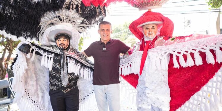 Presidente de Tlaxcala asiste al carnaval de Acuitlapilco