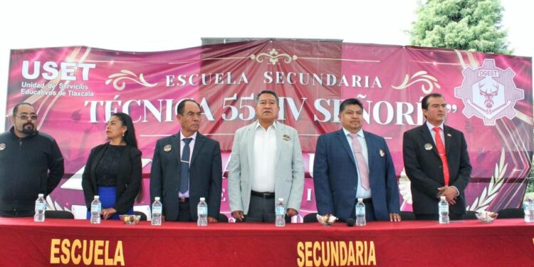 Carlos López Suárez asiste a graduación de la Técnica 55 en representación del alcalde con licencia