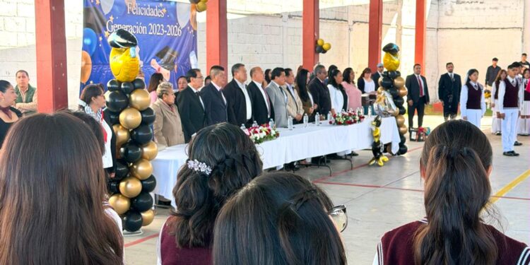 ALCALDE CARLOS LÓPEZ, PADRINO DE GENERACIÓN EN LA TÉCNICA 23 DE IXTULCO