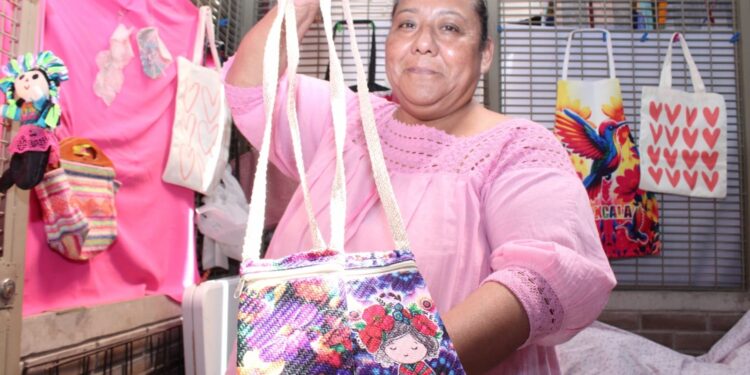 MERCADO DE ARTESANOS PROYECTA LA CREATIVIDAD DE OLGA, CREADORA DE JOYERÍA ELABORADA A BASE DE PIEDRAS NATURALES
