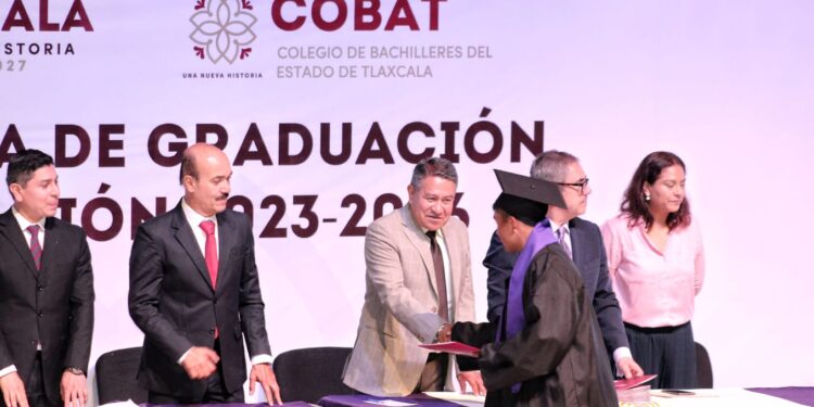 Alcalde de Tlaxcala capital asiste como invitado de honor a graduación del COBAT 11 de Panotla