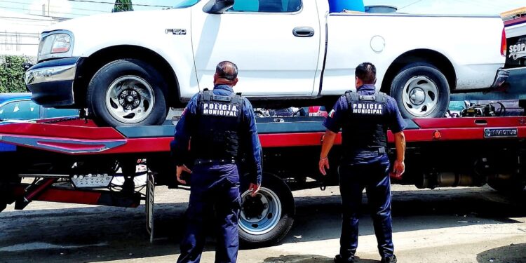 EN MINUTOS POLICÍA MUNICIPAL DE TLAXCALA RECUPERA CAMIONETA REPORTADA COMO ROBADA EN EL CENTRO DE LA CIUDAD